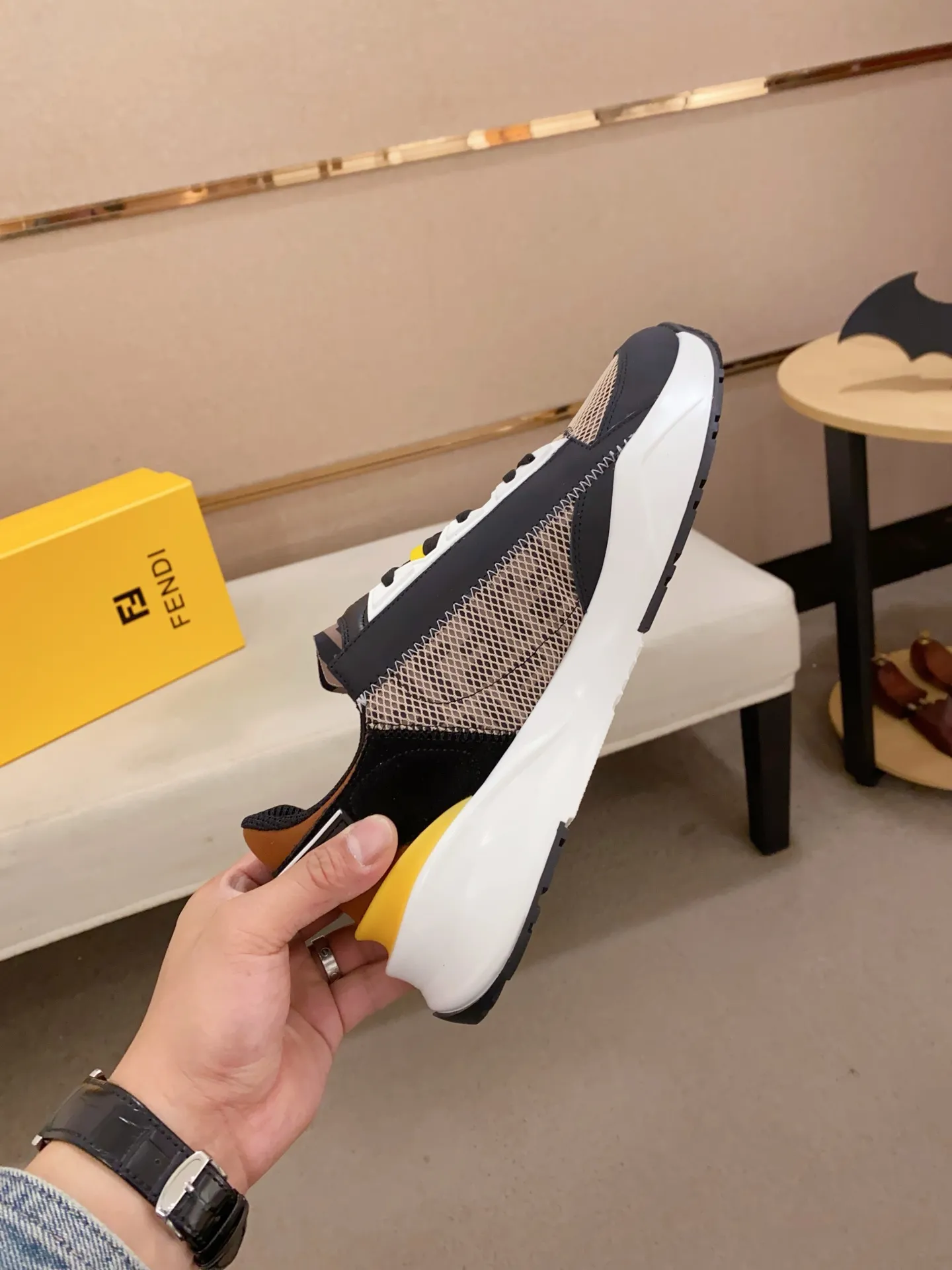 Men's shoes💰: 540💰(Higher version) [Fendi] Fendi's latest casual shoes for men! Available at counters simultaneously! A one-to-one replica of the original. Made entirely of imported top-grain calfskin, the interior is made of top-grain water-dyed cowhide, and the original factory-supplied rubber outsole. Leading new fashion concepts. Matching code: 38-44. 45 can be customized and non-returnable!